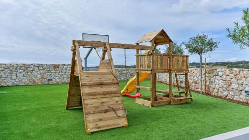 Villa RE with pool and spa in Slivnica