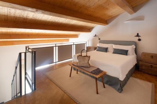 1 queen bed, 1 sofa bed
