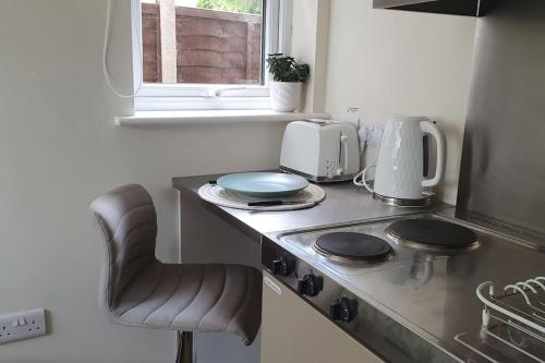 บริการและสิ่งอำนวยความสะดวก, Self-contained annex with private entrance, double bed, kitchen, bathroom, free car park - Near Camb in ซอว์สตัน