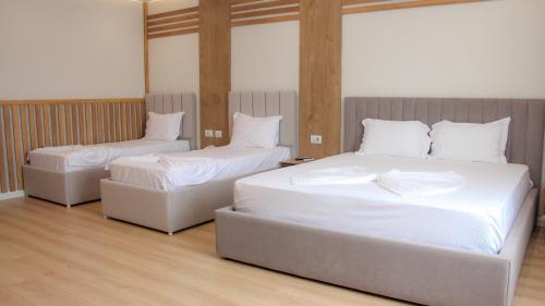 Coli's Hotel - image 6