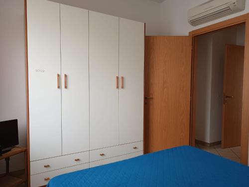 One-Bedroom Apartment image 6