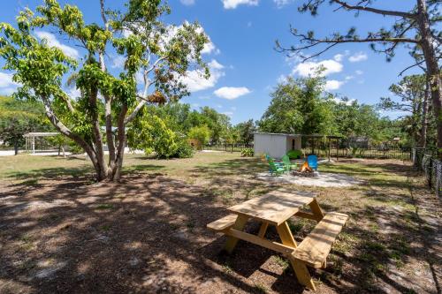 La Niña Nokomis Beach & Venice Island Fenced In Yard