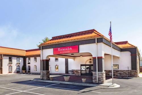 Ramada by Wyndham Hendersonville - Hotel