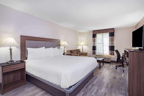 Ramada by Wyndham Hendersonville in Hendersonville, USA