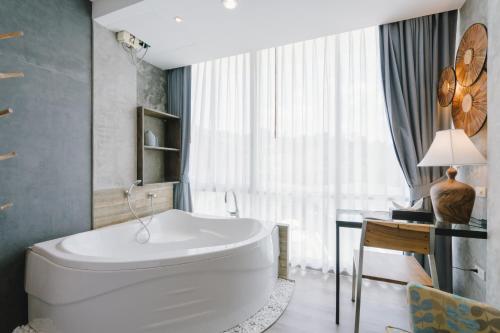 room detail thumbnail 2