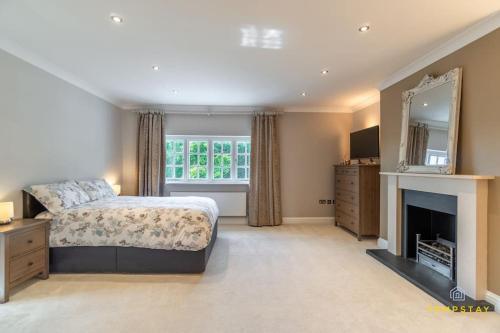 Luxe Home with Hot Tub, Cinema & Gym in Beaconsfield