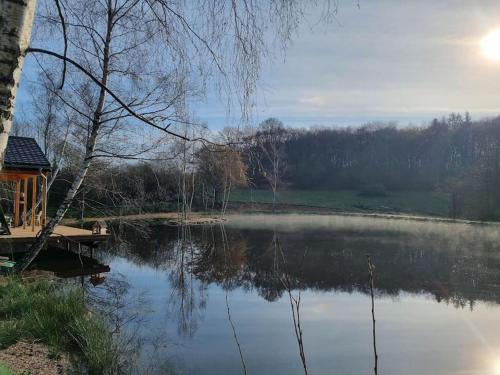 Cabane pilotis sur étang, au lac de Chaumeçon