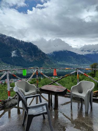 Restaurant, Nomadic den manali  in Manali