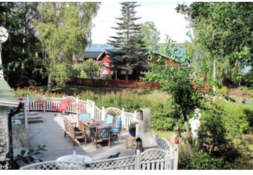 Modern stuga med sjoutsikt in Stjärna