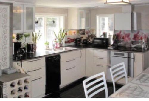 Modern stuga med sjoutsikt in Stjärna