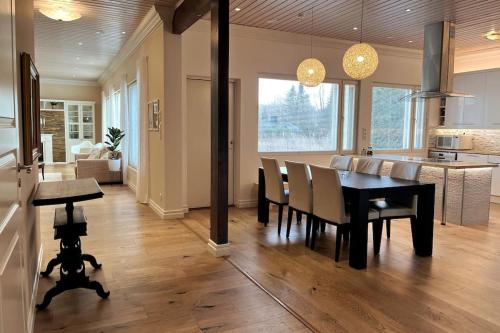 B&B Tampere - Stunning 5BR 16 Bed Home with Finnish Sauna & Jacuzzi 340 m2 - Bed and Breakfast Tampere