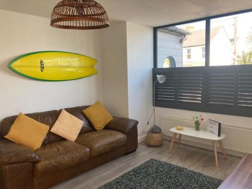 The Salt Box- Lovely refurbished annexe, free parking, walk to Porth beach. 2