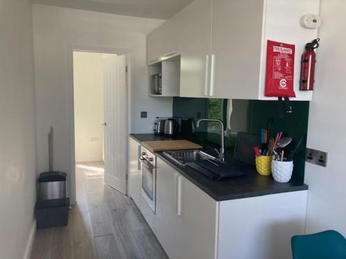 The Salt Box- Lovely refurbished annexe, free parking, walk to Porth beach. in St Columb Minor