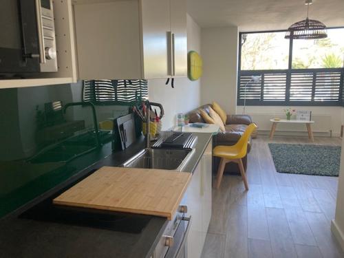 The Salt Box- Lovely refurbished annexe, free parking, walk to Porth beach. 4