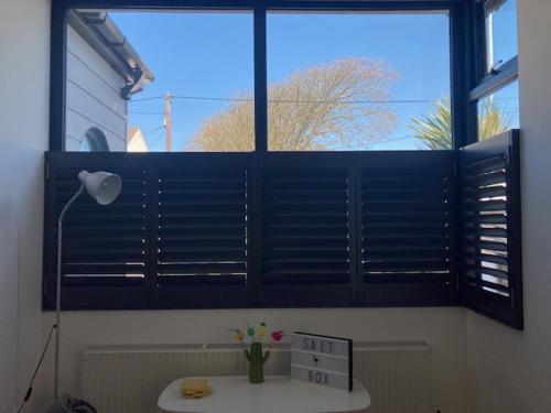 View, The Salt Box- Lovely refurbished annexe, free parking, walk to Porth beach. in St Columb Minor