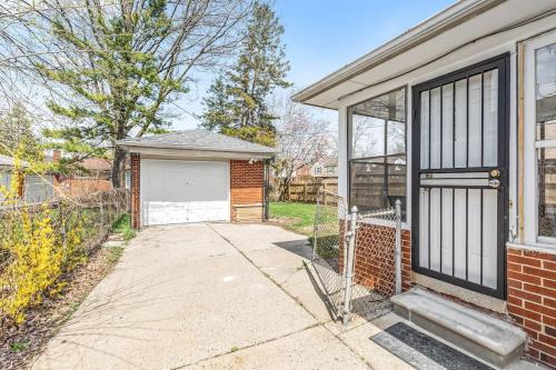 Cozy Ranch Home a Walk from St Johns Hospital! in Detroit, USA