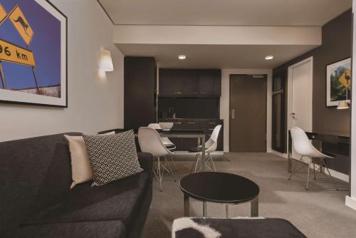 Adina Apartment Hotel Berlin Hackescher Markt - image 4