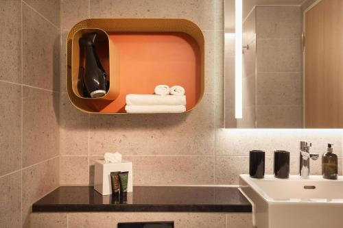 Bathroom, Adina Apartment Hotel Stuttgart in Stuttgart