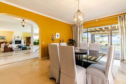 Cơ sở vật chất, Amazing Beachfront Villa heated pool Marbella in Linda Vista