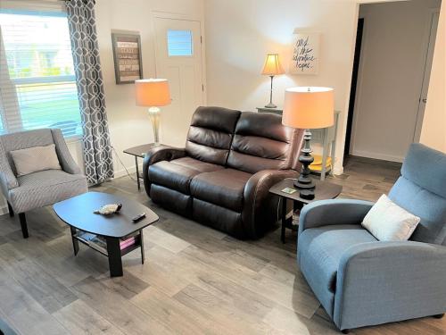 Located in The Villages WOW !!! Check out this LOCATION Walkable to Sawgrass Town Ctr, & Start Playing Golf for FREE GOLF CARD INCLUDED in Wildwood, USA
