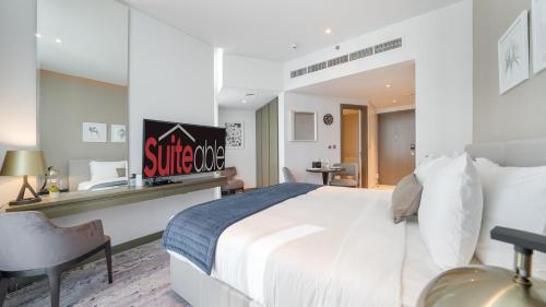 Bright Deluxe Studio canal view - Special offer, Дубай (фото 7)