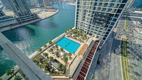 Bright Deluxe Studio canal view - Special offer, Дубай (фото 3)