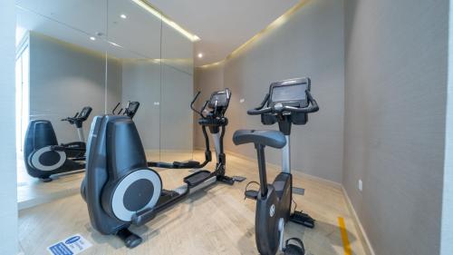 Bright Deluxe Studio canal view - Special offer, Дубай (фото 6)