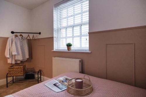 The Old Coach House, Gorgeous 3 Bed, Central, Modern, Parking, King Bed, HUGE Bath