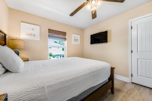 Guestroom, White Shore Cottage in Inlet Beach