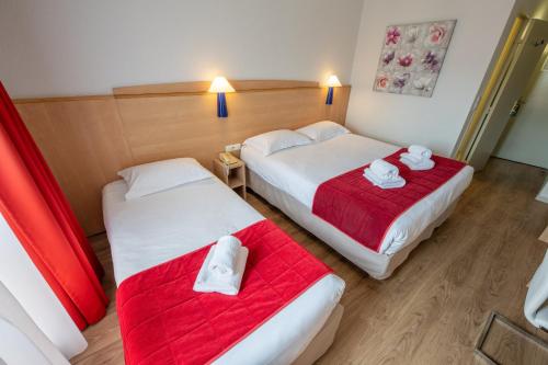 1 double bed, 1 twin bed