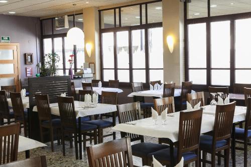 Hostal Fonda Montserrat in แคมบริลส์