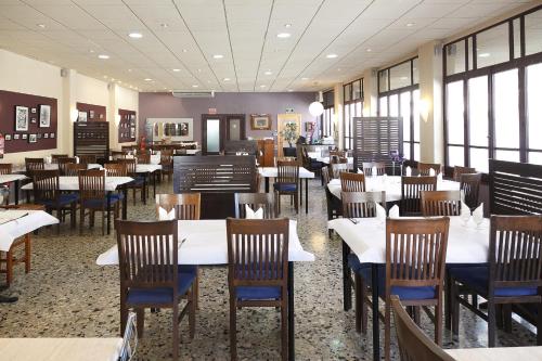 ห้องอาหาร, Hostal Fonda Montserrat in แคมบริลส์