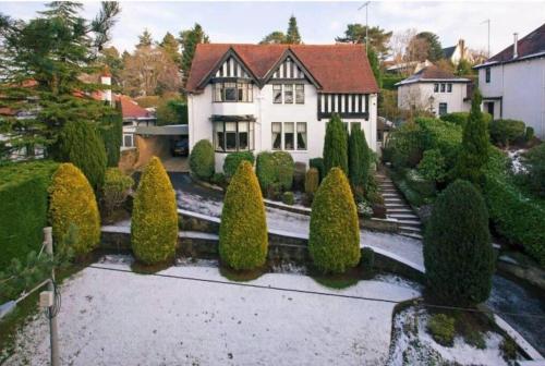 Edwardian Manor near Glasgow City with HEATED POOL & HOT TUB in Glasgow