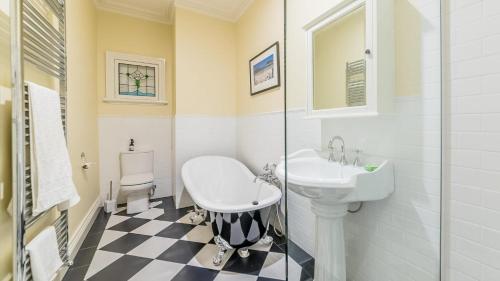Four-Bedroom Holiday Home image 5
