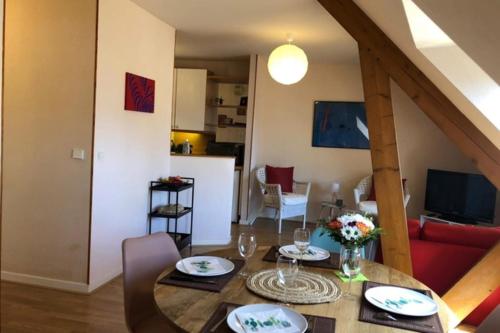 Bright and quiet nest with terrace near beaches - image 3
