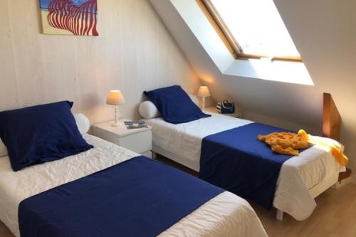 Bright and quiet nest with terrace near beaches - image 5