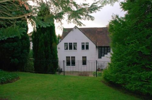 Edwardian Manor near Glasgow City with HEATED POOL & HOT TUB in Glasgow