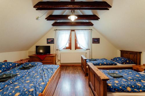 1 double bed, 2 twin beds
