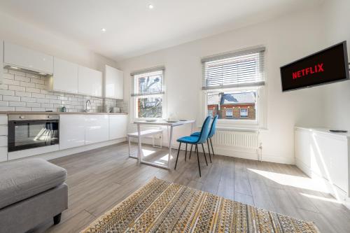 Modern Split Level 2BR Spacious Apt Maida Vale, Londyn