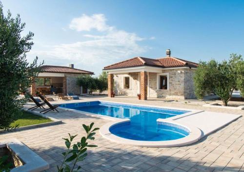 NEW! Stone Villa Lux Lunis