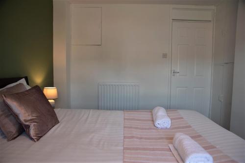 Cottenham - City Centre with Free Private Parking 2 toilets 4 Bedroom Sleeps 8, Newcastle upon Tyne (photo 9)