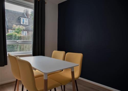 Cottenham - City Centre with Free Private Parking 2 toilets 4 Bedroom Sleeps 8, Newcastle upon Tyne (photo 10)