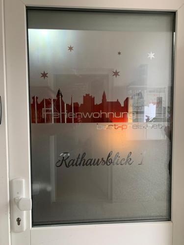 Exklusive Stadtwohnung am Elbradweg: Best-Preis-FEWO Rathausblick 1 für max. 3 Pers. inkl. WLAN, Prime Video & Self Check-In