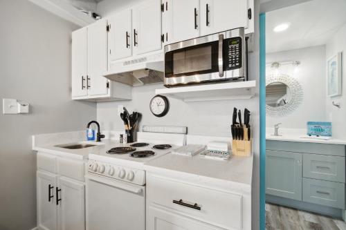 Cozy Beachfront Studio Newly Renovated with Ocean View! by Dolce Vita Getaways PCB in Panama City Beach, USA