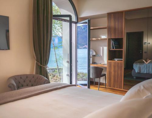 Deluxe Double Room with Lake View