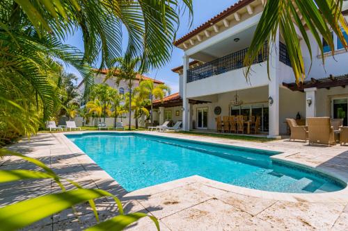 Upscale Ocean View Villa with Pool Outdoor Kitchen, Palm Eagle Beach