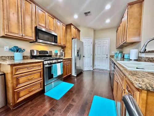 Konyha, Close to SMF-Comfortable King Mattress-Garage Park in Metro Center