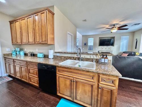 Konyha, Close to SMF-Comfortable King Mattress-Garage Park in Metro Center