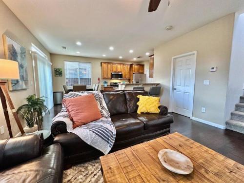 Close to SMF-Comfortable King Mattress-Garage Park in Metro Center