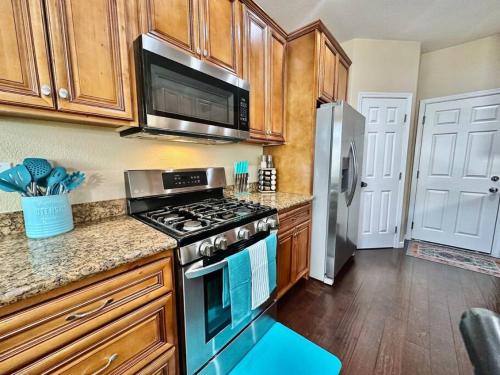 Close to SMF-Comfortable King Mattress-Garage Park in Metro Center